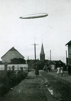 Graff Zeppelin boven landelijk dorpje